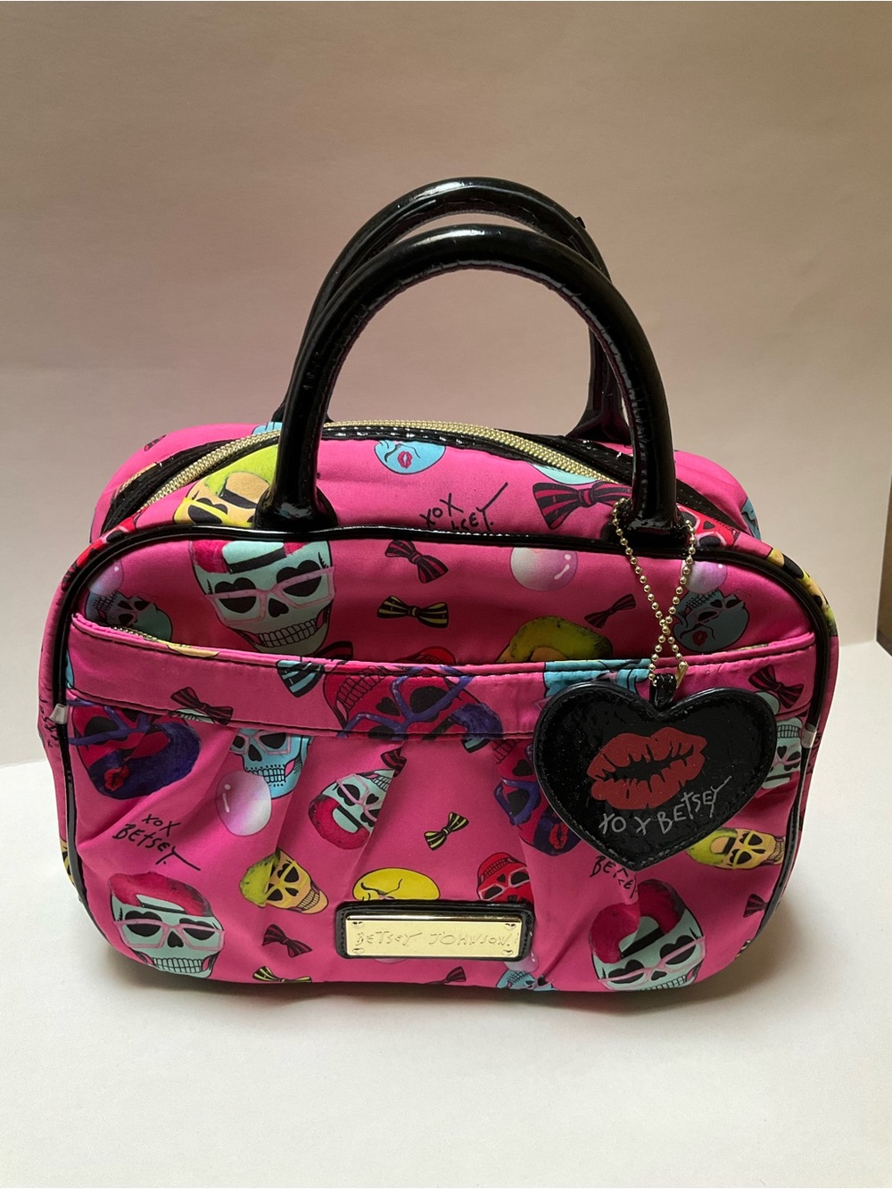 Betsey Johnson Hot Pink Skull Heart Eyes Print Bag w/ Heart Charm Summerween